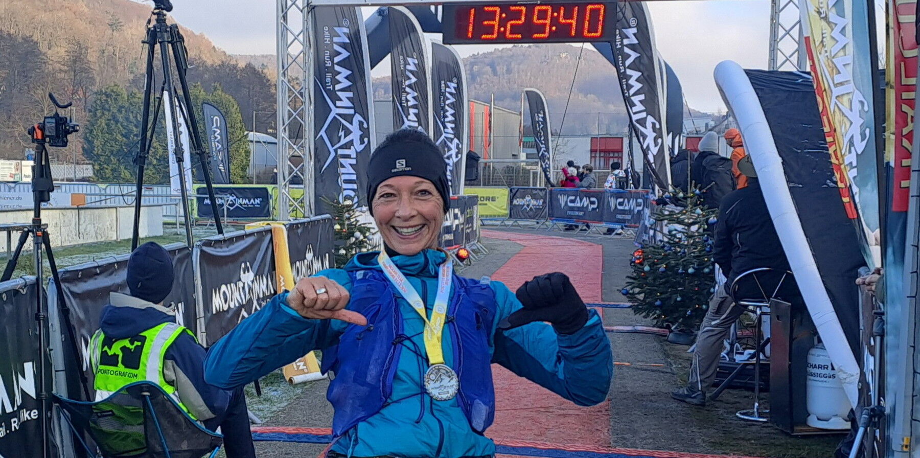 Nach fast 5 ½ Stunden hartem Trailrun erreichte Kerstin Konstanzer als Siegerin der Altersklasse W50 glücklich und freudestrahlend die Ziellinie.