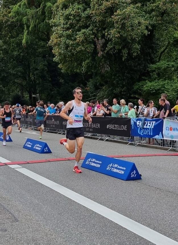 Nicolas Mehrer wurde von den vielen begeisterten Zuschauern in Tübingen angefeuert und platzierte sich als Triathlet unter den Laufspezialisten sehr weit vorne.