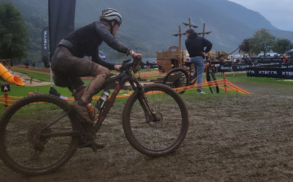 Die Radstrecke war wegen des vielen Regens sehr aufgeweicht und erforderte noch mehr Kraft und Konzentration als eh schon.