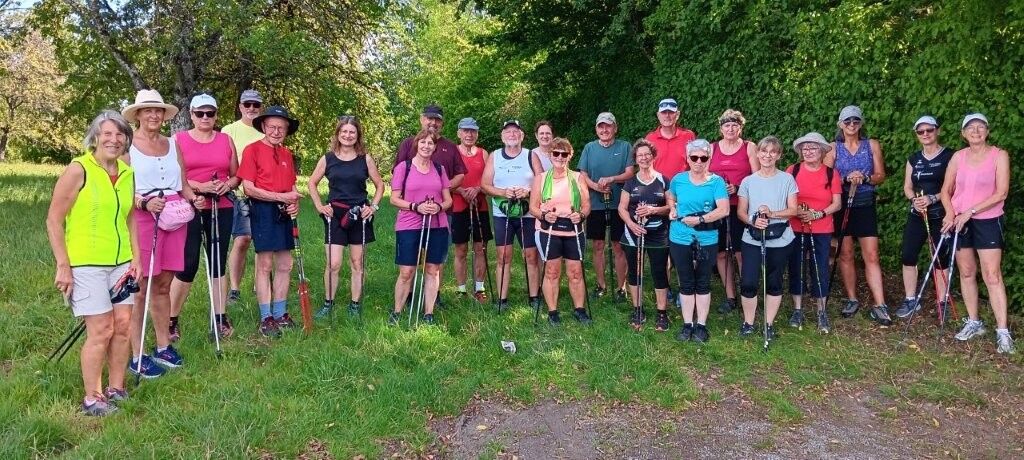 Fast zwei Dutzend Walkerinnen und Walker wurden herzlich begrüßt und machten sich bei hochsommerlichen Temperaturen auf den Weg.