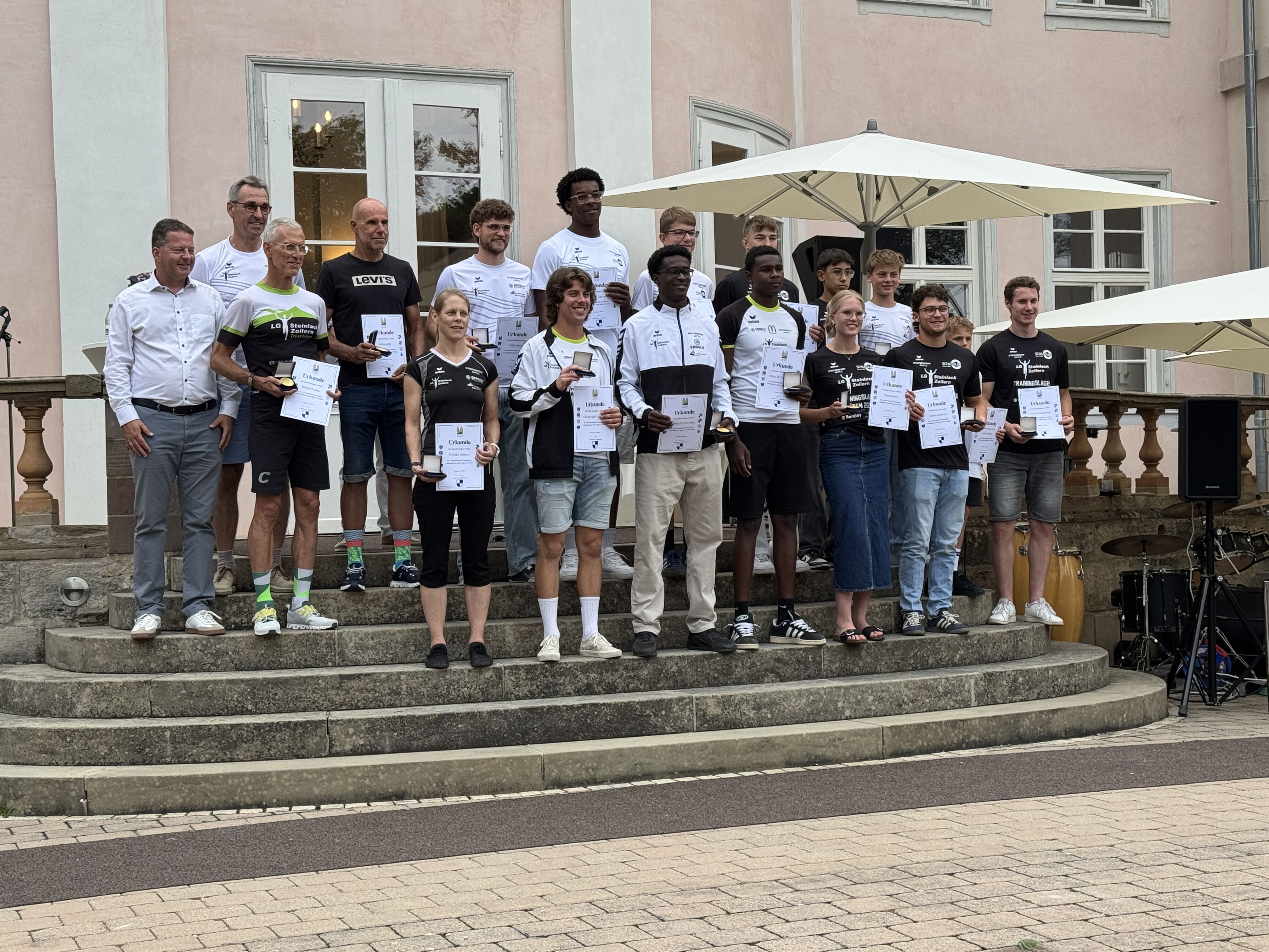 Die erfolgreichen Sportler der LG Steinlach-Zollern bei der Sportlerehrung der Stadt Hechingen