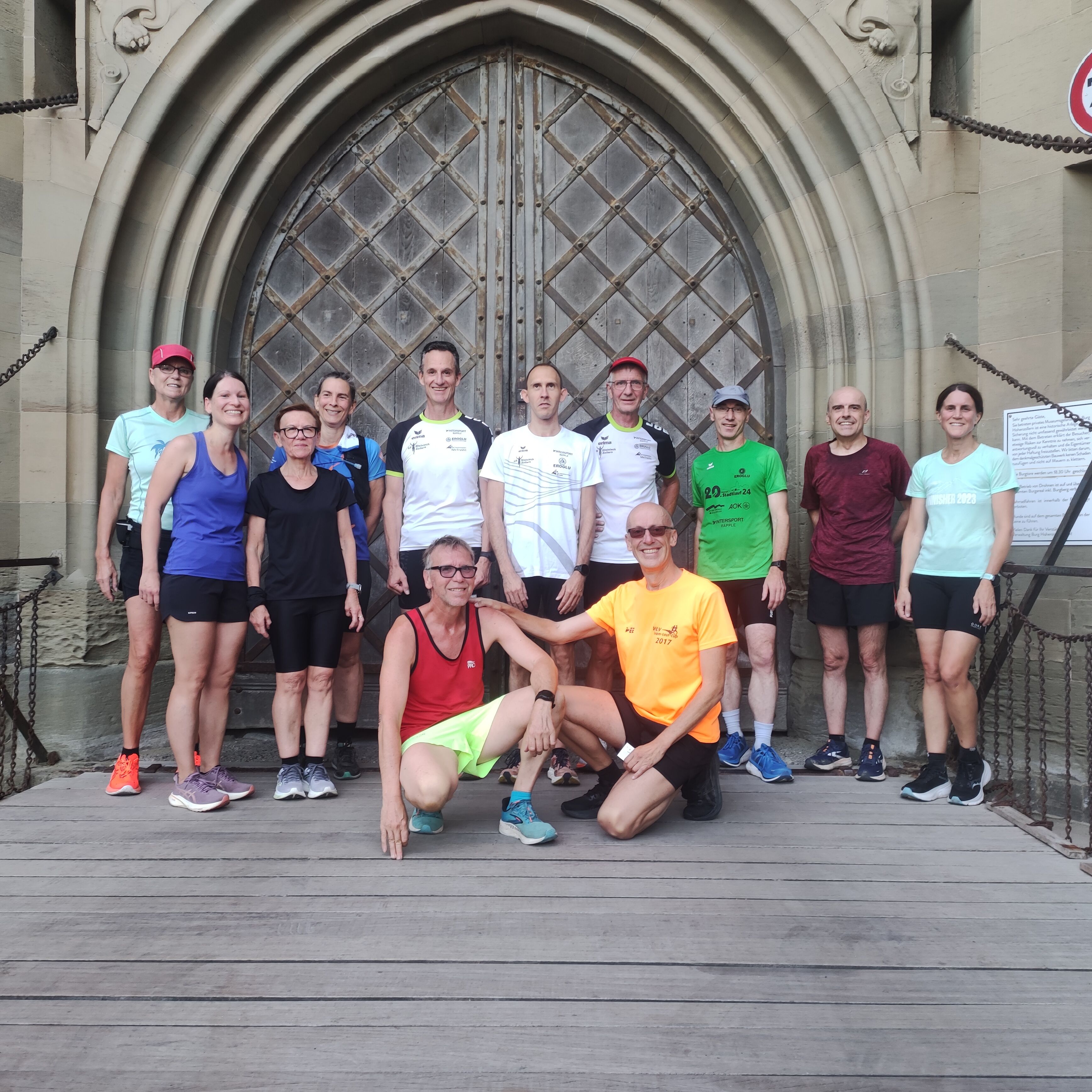 Die Vollmondläufer am Ziel, Leider bleibt die Burg den Läufern versperrt. Früher war es Brauch die Kanone im Innenhof abzuklatschen.