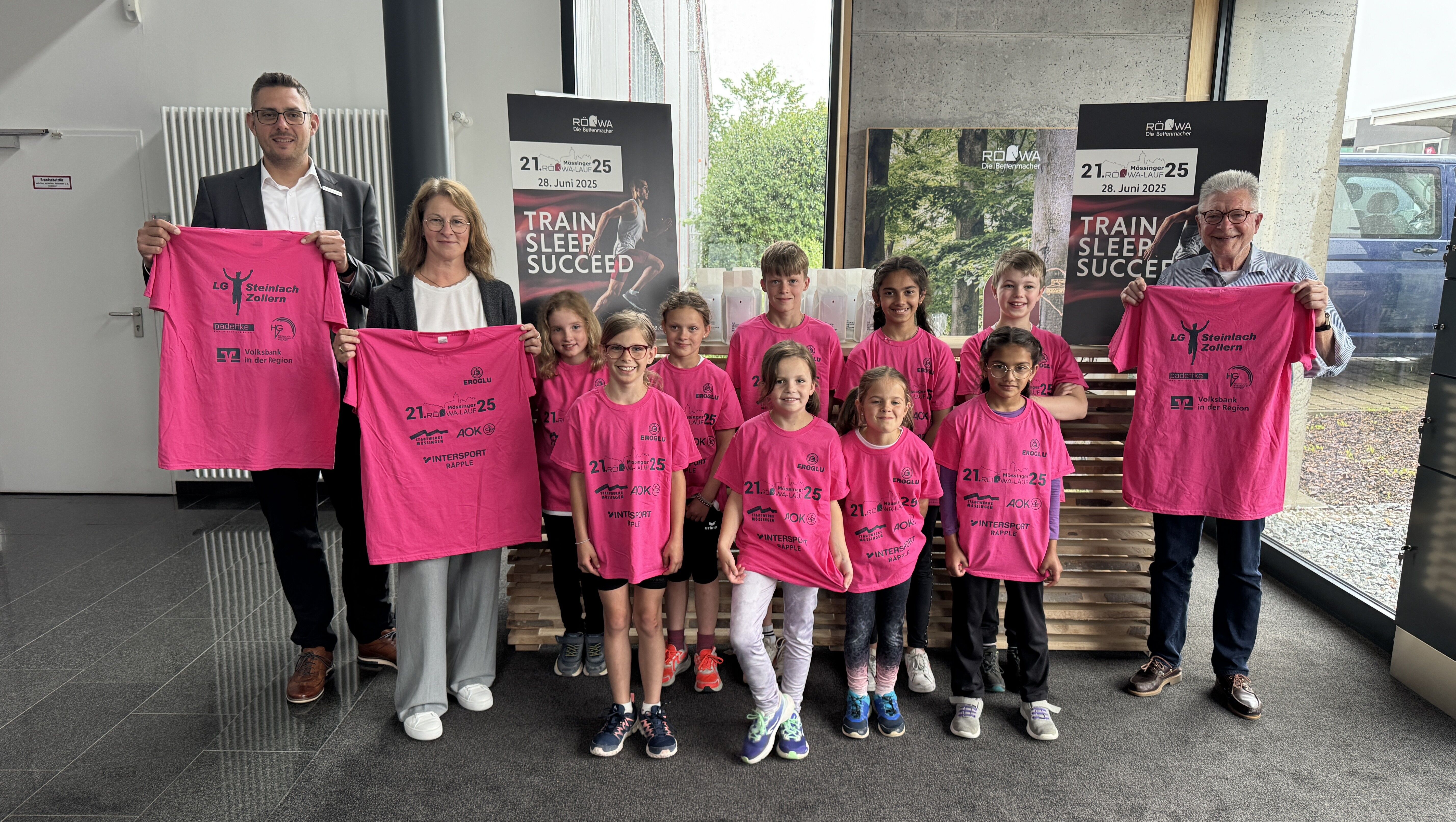 vlnr Michael Rautenberg (Volksbank in der Region), Annette Luz (RÖWA) und Eckhart Muschler (HGV Mössingen) mit den LGSZ-Nachwuchsläufer/innen