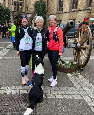Die Ziellinie ist unmittelbar vor der Kanone im Hof der Burg Hohenzollern, wo sich die zufriedenen Finisher gerne ablichten lassen.