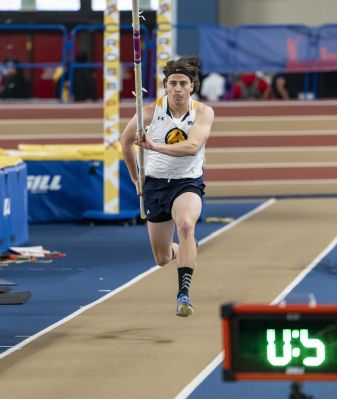 „…Joshua Stab“ Die erfreulichen 3,85 Meter im Stabhochsprung trugen zur neuen persönlichen Bestleistung von 4.490 Punkten im Siebenkampf von Joshua Kommer bei.