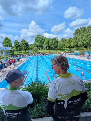 „Liga-Kapitän“ Andreas Scherer und LGSZ-Triathlonabteilungsleiter Jochen Kienle besprechen die Teamtaktik für den Wettkampf in Steinheim.