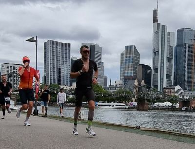 Der abschließende Marathon entlang des Mains bot beeindruckende Blicke auf die Frankfurter Skyline.
