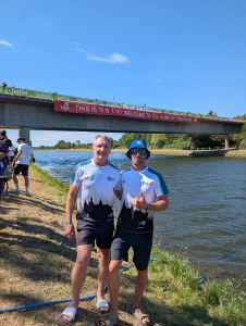 Matthias Förster und Johannes Fritz am Startbereich der Schwimmstrecke in Roth