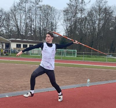 …Niklas: Mit 37,14 Meter platzierte sich Niklas Gartmann im Speerwurf auf Rang 6.