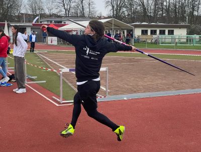 …Aaron: Aaron Kommer erzielte im Speerwurf 37,61 Meter und platzierte sich damit auf Rang 5.