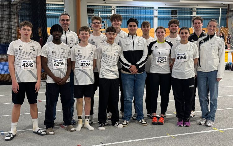 images/stories/Leichtathletik/2026/Hallen-Mehrkampfmeisterschaften-in-Ulm/20260228-Württ-Foto-Team-2.JPG#joomlaImage://local-images/stories/Leichtathletik/2026/Hallen-Mehrkampfmeisterschaften-in-Ulm/20260228-Württ-Foto-Team-2.JPG?width=5712&height=3489