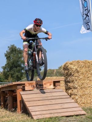 Beim Crosstriathlon in Zittau sind auch künstliche Hindernisse in die Strecke integriert und fordern die Sportler zusätzlich heraus.