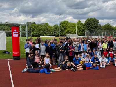 Eine große Gruppe begeisterter Grundschüler