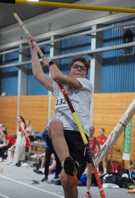 Tom Hoch stellte mit 2,51 Meter eine neue persönliche Bestleistung im Stabhochsprung auf und kam damit auf den Bronzerang seiner Altersklasse M15.