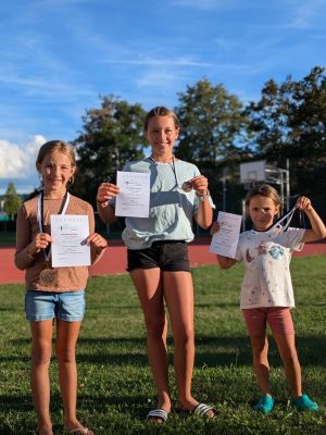 Wie bei einem „richtigen“ Triathlon gab es auch beim „Schnuppertriathlon“ Medaillen und Urkunden für die stolzen Kinder und Jugendlichen.