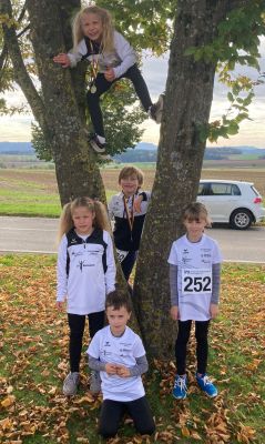 Die jüngsten Läuferinnen und Läufer der LG Steinlach-Zollern hatten auf und neben der Rennstrecke viel Freude beim Starzachlauf in Wachendorf. Luna Böhm siegte in der Altersklasse WU10.