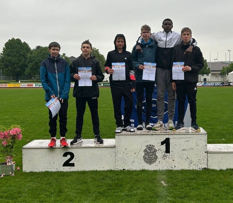 images/stories/Leichtathletik/2025/Mehrkampf-Qualifikationswettkämpfe-Weingarten/Siegerehrung-MU16-9Kampf.jpg#joomlaImage://local-images/stories/Leichtathletik/2025/Mehrkampf-Qualifikationswettkämpfe-Weingarten/Siegerehrung-MU16-9Kampf.jpg?width=1044&height=909