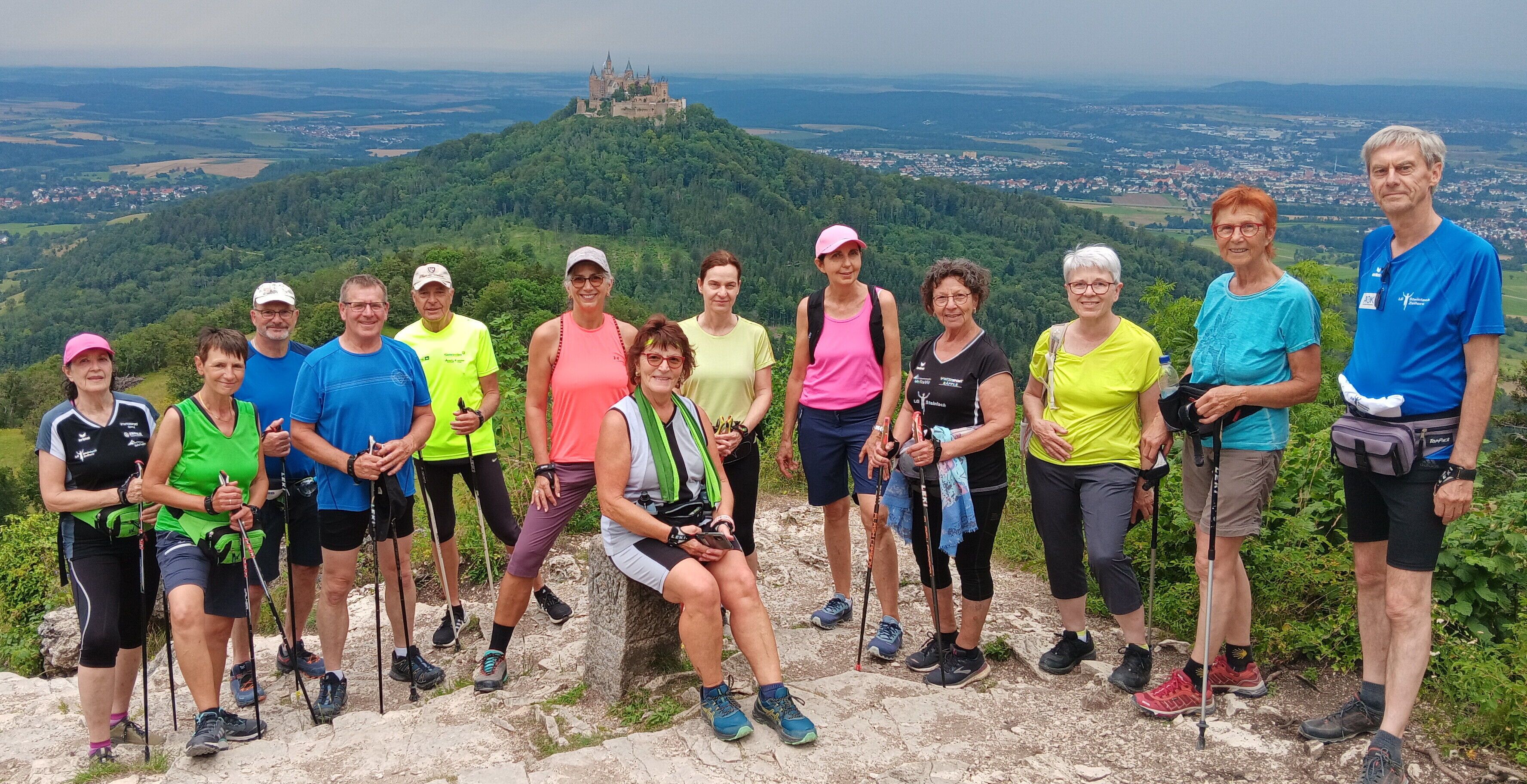 Die NW-Gruppe genoss auch den imposanten Blick auf die Zollernburg vom Zeller Horn aus im Rahmen des NW-Sommerferienprogramms.