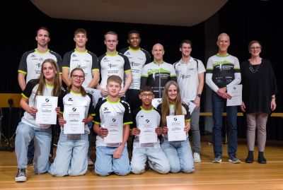 Barbara Schott von der Stadt Mössingen überreichte die Urkunden an die Leichtathleten und Triathleten. (Foto: Franke)